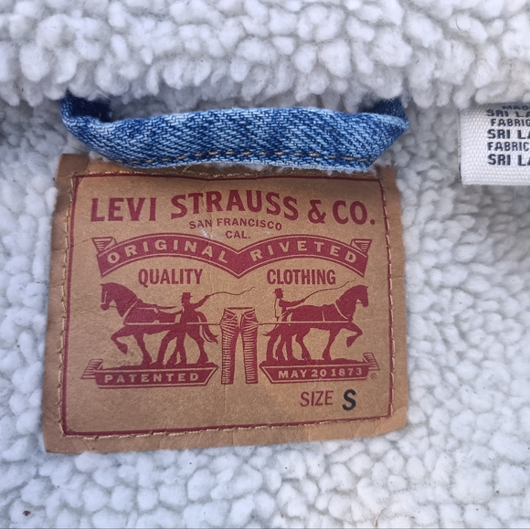 Women Y2k Levis Sherpa Coat - Picture 3 of 13